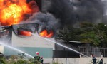 Cháy khủng khiếp tại công ty sản xuất băng keo ở KCN Việt Hương