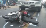 Thanh niên va quẹt xe đạp ngã ra đường, bị xe tải cán tử vong