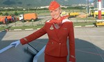 Nữ tiếp viên nắm cổ áo lôi từng hành khách ra khỏi máy bay bị cháy ở Nga