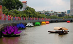 Hạ thủy 7 đóa sen cầu vồng trên kênh Nhiêu Lộc mừng Đại lễ Phật Đản