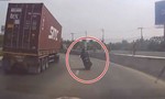 Clip xe container lật nghiêng suýt đè bẹp người đi xe máy
