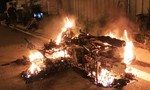 Thanh niên bị tạt xăng đốt cháy rực ở Sài Gòn sau vụ va quẹt xe