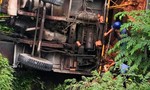 Tai nạn trên cầu Hàm Luông, 2 ô tô rơi xuống kênh, 3 người thương vong