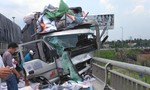 Xe tải đổ dốc cầu Rạch Miễu mất lái tông xe SH, 2 người tử vong