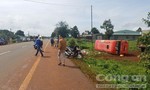 Xe khách bị lật khi tránh người qua đường, 2 người thương vong