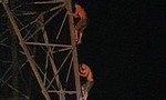Xuyên đêm giải cứu hai anh em ruột trèo lên nóc cột điện cao thế
