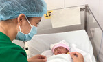 Bé gái sơ sinh thiếu tháng bị bỏ rơi tại bệnh viện