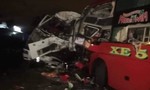 Xe khách đối đầu xe tải, hai lái xe tử vong, 11 người bị thương