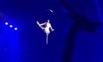 Clip nữ nghệ sĩ xiếc rơi từ độ cao 11m trong lúc biểu diễn