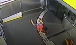 Clip bé trai gãy tay vì bị cuốn vào băng chuyền hành lý ở sân bay