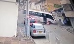 Clip tài xế xe buýt văng ra đường khi xe lao dốc