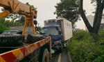 Xe tải mất lái “hạ gục” cột đèn trong cơn mưa ở Sài Gòn