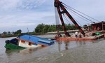 Sà lan chở 200 khối cát bị sóng đánh chìm ở Sài Gòn