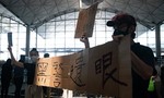 Người biểu tình chiếm sân bay Hong Kong, tất cả chuyến bay bị huỷ