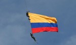 Clip hai lính Colombia thiệt mạng khi biễu diễn 'trên trực thăng'