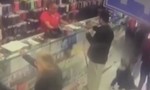 Clip người đàn ông 'chỉ đạo' cậu bé chôm túi xách tại cửa hàng