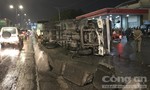 Kinh hoàng xe tải lật nhào, đè nát xe máy ở Sài Gòn