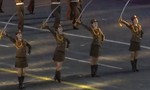 Clip đội nữ quân nhân xinh đẹp của Triều Tiên múa gươm trong lễ hội ở Nga