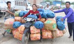 Xe thồ “siêu trọng” chở cả tấn nông sản sang Campuchia