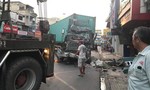 Xe container lao vào nhà dân ở Sài Gòn, giao thông ùn tắc