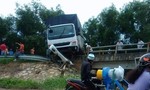 Xe tải tông sập lan can cầu vì... đường trơn