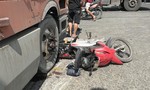 Xe container cán nát xe máy tại giao lộ "tử thần" ở Bình Dương