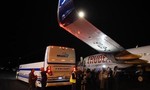 Xe buýt va chạm với máy bay chở Thủ tướng Canada