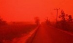Bầu trời ở Indonesia biến thành màu đỏ như máu do khói mù dày đặc
