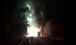 Clip pháo hoa 'nổ tưng bừng' trên đường vì xe chở bốc cháy