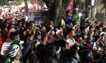 Hàng trăm người xem công an bắt bác sĩ hành hung nữ điều dưỡng