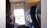 Clip người phụ nữ mở cửa thoát hiểm máy bay vì... thấy ngột ngạt