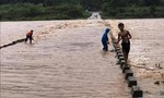 Nhiều vùng ở Quảng Trị ngập nặng, chia cắt do mưa lũ
