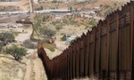 Mỹ dừng hơn 100 dự án quân sự để chi tiền xây tường biên giới