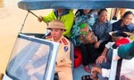 Quảng Trị: Hàng trăm ngôi nhà bị ngập, cảnh sát dùng ca-nô di dời dân