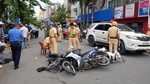 Xế hộp Mercedes “lùa” 4 xe máy rồi đối đầu ô tô ở Sài Gòn