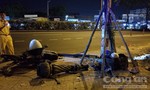 Xe máy húc gãy cột đèn chiếu sáng ở Sài Gòn, thanh niên tử vong