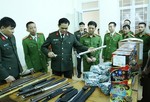 Bắt nhóm người buôn bán 80kg pháo nổ, thu nhiều vũ khí