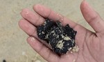 Bãi biển Tam Thanh xuất hiện dầu hắc dạt vào bờ