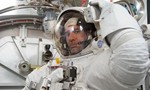 Video bật mí cách các phi hành gia mặc quần áo trên trạm vũ trụ