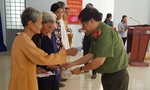 Báo Công an TPHCM trao quà Tết cho người nghèo tại Bến Tre