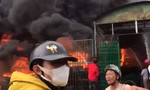 Chủ về quê ăn Tết, xưởng lốp ô tô bốc cháy dữ dội