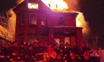 Lính cứu hỏa bị "điều tra" vì chụp ảnh mừng năm mới trước nhà cháy