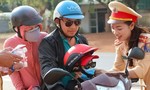 CSGT Đắk Nông "đội nắng" phát nước, mũ bảo hiểm cho người dân