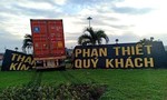 Xe container tông sập tấm bảng “Thành phố Phan Thiết kính chào quý khách”