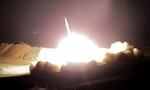 Clip tên lửa Iran bay "sáng trời" dội xuống căn cứ liên quân Mỹ
