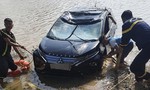 Cảnh sát dùng camera tìm 3 người kẹt trong ô tô tử vong dưới sông