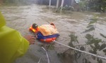 Nhiều nơi ở Quảng Nam ngập gần 2 mét, công an khẩn cấp di dời dân