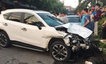 Xe Mazda tông hàng loạt xe máy và ô tô, 1 người chết tại chỗ