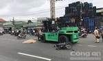 Xe nâng chạy trên đường ở Sài Gòn, tông xe máy làm 1 người chết