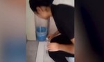 Clip nữ lao công uống nước nhà vệ sinh để chứng minh... độ sạch